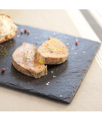 Foie gras de canard mi-cuit sous vide hantent personnes